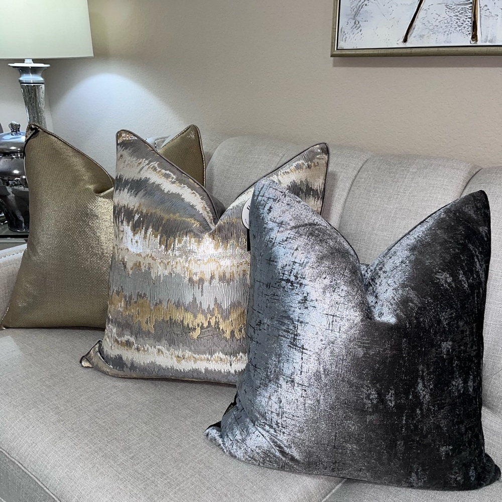 1-NWT GIGI CANTORI GOLD/SILVER LUXURY DECORATIVE PILLOW - Picture 9 of 17